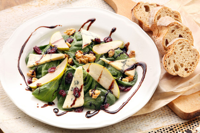 Salad with pear, walnuts and blue cheese